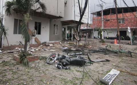 Fuerzas de seguridad acordonan la zona del atentado atribuido al ELN en la frontera.