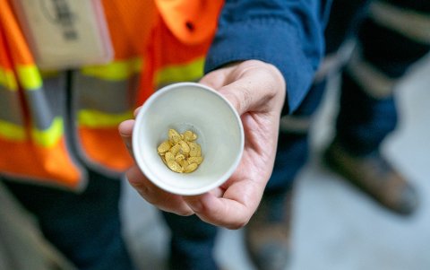 La extracción técnica en Fruta del Norte obtiene entre 6 y 10 gramos de oro por cada tonelada de roca molida.