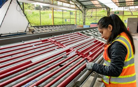 Las reservas estimadas en 5,85 millones de onzas de oro permiten proyectar la vida útil de la mina hasta 2034, pero se exploran nuevos yacimiento..