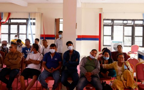 Familiares esperan en un refugio temporal en el distrito nepalí de Chitwan para identificar los cuerpos de seres queridos.
