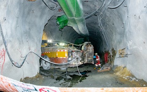 El túnel subterráneo K'isa constituye la vía principal de acceso a los frentes de extracción a 5 km de profundidad.