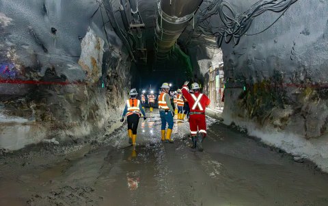 El túnel subterráneo K'isa constituye la vía principal de acceso a los frentes de extracción a 5 km de profundidad.