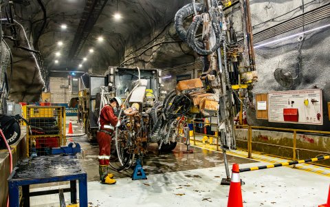 La infraestructura en el subsuelo cuenta con bahías mecánicas equipadas para reparar vehículos de gran tonelaje.