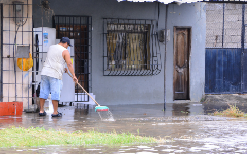 Las inundaciones han afectado a distintos sectores de Machala. El COE cantonal busca reducir el impacto de posibles lluvias intensas por el fenómeno de El Niño.