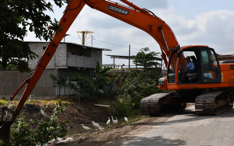 La limpieza de canales es una de las acciones previstas para reducir el riesgo de inundaciones en Machala durante la temporada lluviosa.