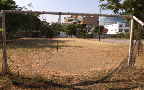 Los arcos están descuidados en el parque Antonio Neumane, en el norte de Guayaquil.