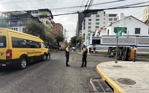 Personal especializado realizó el levantamiento de vestigios tras el choque entre dos furgonetas escolares en Quito.
