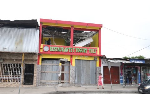 Yovana Armijos tiene como objetivo volver a abrir el local afectado por una explosión.