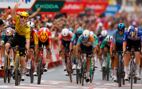 El ciclista británico del Team Visma-Lease a Bike, Matthew Brennan (2i), celebra la victoria en la 11ª etapa de La Vuelta a España.