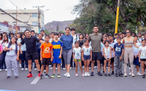 Gilda Alcívar (centro) y Roberto Ibáñez (izq.) durante una actividad deportiva en Ecuador.