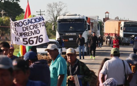 Manifestantes bloquean una carretera este miércoles, en Santa Cruz (Bolivia).