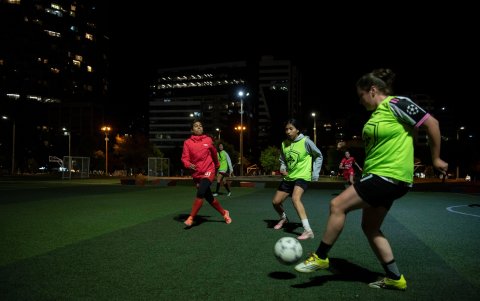 La academia de fútbol Milla Extra practica de lunes a jueves en las canchas del parque La Carolina.