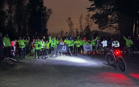 El colectivo G8 Aventura Bike realiza rodadas nocturnas de ciclismo urbano e inclusivo.