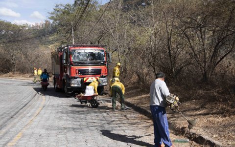 Prevención. Moradores de El Cebollar retiraron maleza y escombros para reducir el riesgo de incendios.
