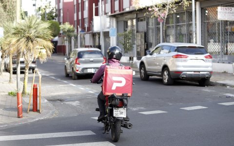 Los conductores de delivery deberán portar casco y un chaleco que los identifique.