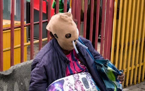 María Consuelo Córdoba, de 58 años, actualmente pide caridad en las calles mientras utiliza una máscara artesanal para cubrir su rostro.