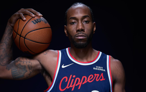 Kawhi Leonard posa durante una sesión fotográfica