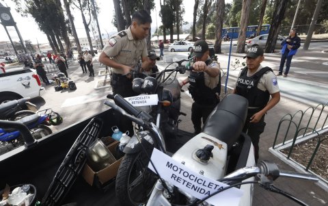 Durante los operativos en Quito, la Policía recuperó motocicletas y decomisó armas, municiones, sustancias sujetas a fiscalización y otros indicios vinculados a delitos.