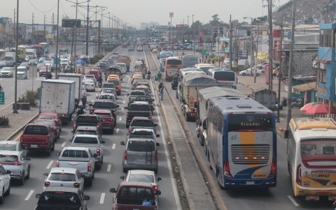 Cientos de vehículos transitan a diario por la avenida Nicolás Lapentti, en Durán.