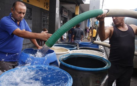 Habitantes de Durán se abastecen de agua potable mediante tanqueros.