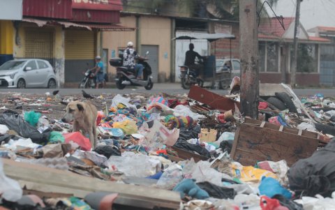 La basura acumulada y regada en las esquinas es una de las escenas diarias en Durán.