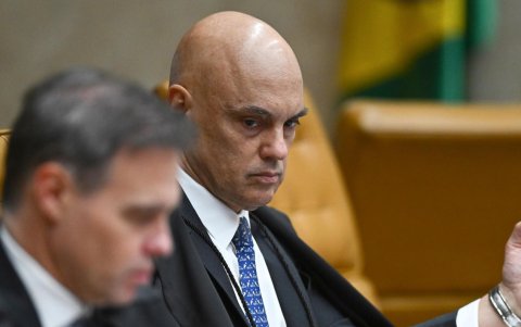 El juez ministro de la Suprema Corte de Brasil Alexandre de Moraes asiste a una sesión de juicio en el Supremo Tribunal Federal, en Brasilia (Brasil).
