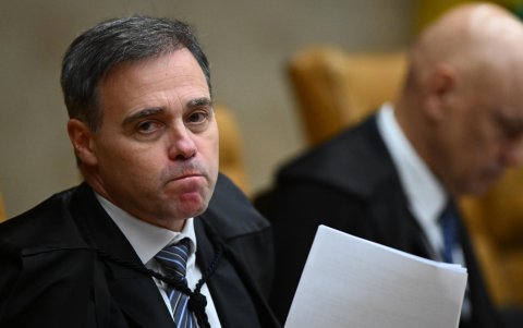 El juez ministro de la Suprema Corte de Brasil, André Mendonça (i), participa en una sesión de juicio en el Supremo Tribunal Federal, en Brasilia (Brasil).