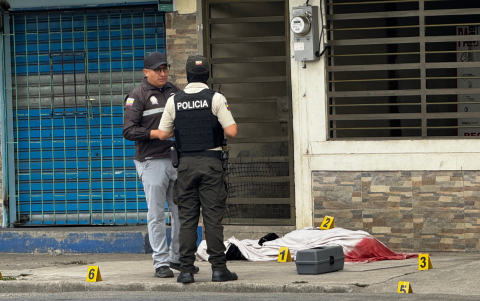 Agentes policiales resguardan la escena del crimen donde fue asesinado un bombero en Machala.