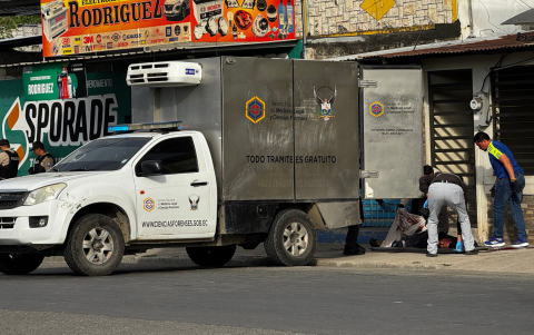 Personal forense retira el cuerpo del bombero asesinado en Machala.