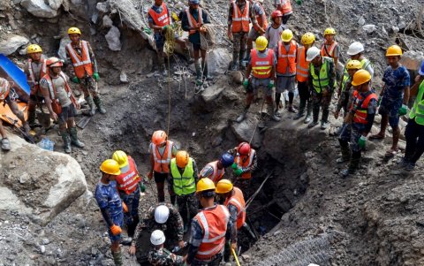 Los trabajos de rescate para tratar de sacar con vida a las personas atrapadas en un túnel del proyecto hidroeléctrico, diez días después de las devastadoras riadas.
