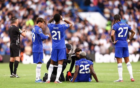 Moisés Caicedo (en el piso) salió lesionado en el duelo de Chelsea ante Brighton.
