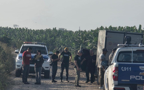 Agentes de la Policía y personal forense realizan diligencias durante el levantamiento de indicios en una zona de El Oro, provincia golpeada por el incremento de la violencia criminal.