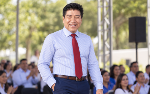 Así imagina la IA a Jorge Yunda: con corbata y un look más relajado, sin perder formalidad en clave de campaña.