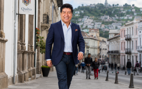 Blazer, jeans y cuello abierto: la IA plantea para Yunda una imagen más cercana para recorridos de campaña.