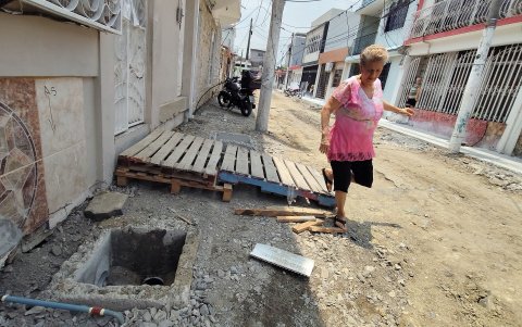 Reclamo. En La Atarazana, Alejandrina Salazar debe utilizar un palé para salir de su vivienda.