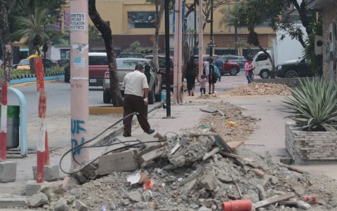 En Urdesa central, la vía permanece habilitada pese a que hay trabajos aún inconclusos.