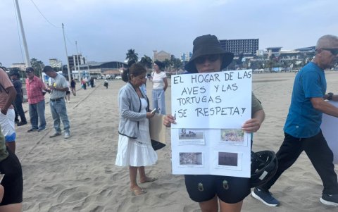 Colectivos ambientalistas y ciudadanos en general participaron de una marcha ayer en la playa El Murciélago