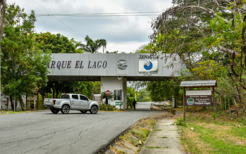 Una imagen de descuido se da desde el ingreso al parque El Lago, en vía a la costa.
