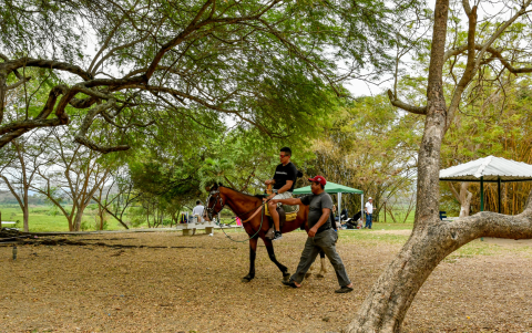 Cabalgar es una de las actividades que se promueven en parque El Lago.