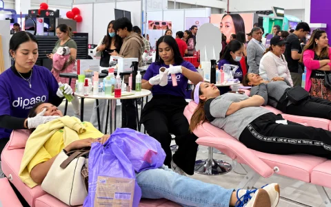 Asistentes prueban tratamientos y productos para el cuidado de la piel en uno de los espacios de demostración de Expo Korea 2026