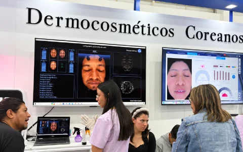 Equipos de análisis facial en un stand de dermocosméticos coreanos durante Expo Korea 2026.