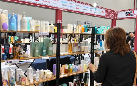 Productos coreanos para el cuidado masculino, como cremas, tónicos y artículos para cabello y piel, se exhibieron entre la oferta presentada en Expo Korea 2026.