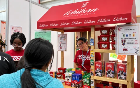 Stand de alimentos y snacks coreanos exhibidos durante Expo Korea 2026 en Ecuador.