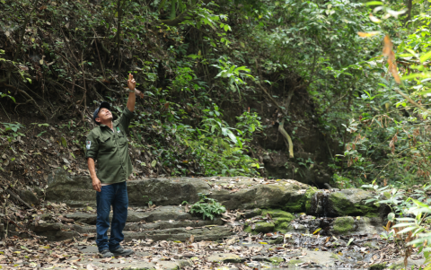 Los guías, como Ricardo Crespín, dan información a los visitantes en Cerro Blanco.