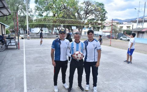 Aníbal Valenzuela trasladó a sus hijos, Luis y Hugo, la pasión por el ecuavóley.