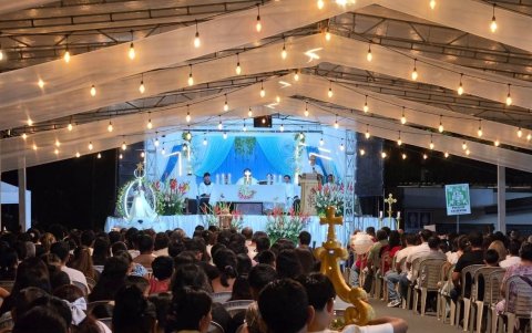 La celebración de la santa eucaristía en el evento religioso cumplido en el santuario de Olón