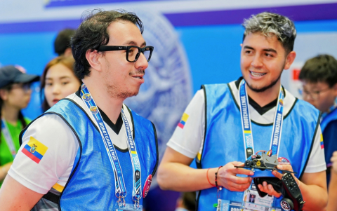 Ingenieros de Smart‑U acompañan y preparan a estudiantes ecuatorianos durante el RobotChallenge 2023