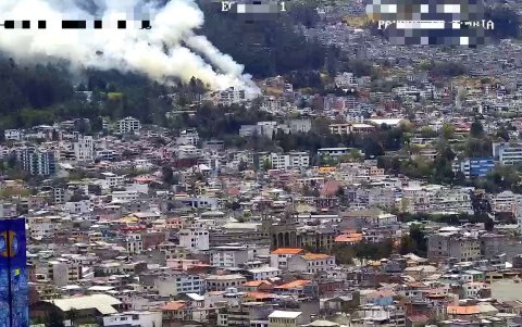 Un incendio forestal se registra este 7 de septiembre en la avenida Mariscal Sucre y La Gasca.