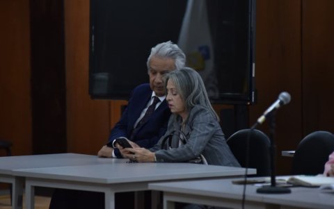 El expresidente Lenín Moreno y su esposa, Rocío González, en la audiencia de suspensión condicional de la pena del caso Sinohydro.