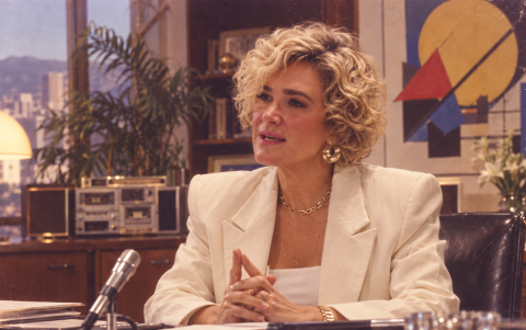 Cynthia Viteri: Cynthia Viteri cambia su look actual por hombreras, accesorios y una escena urbana inspirada en los años 80, en esta imagen creada con IA.